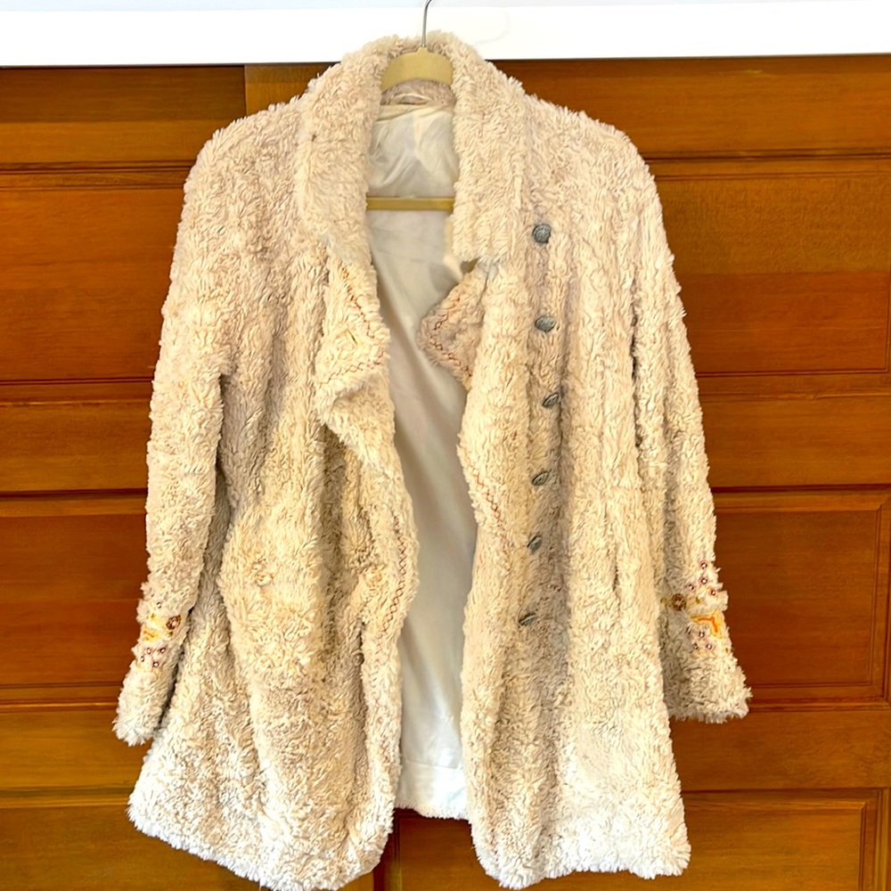 Free People faux fur coat with embroidery sleeve Size 4